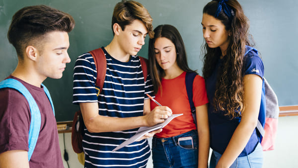 ¿Quién cuida a mi hijo durante el año escolar en el extranjero?
