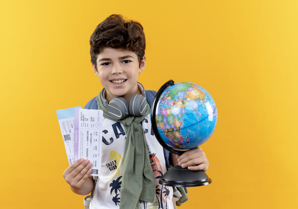 ¿Qué tipo de preparación previa recibe el menor antes de viajar?